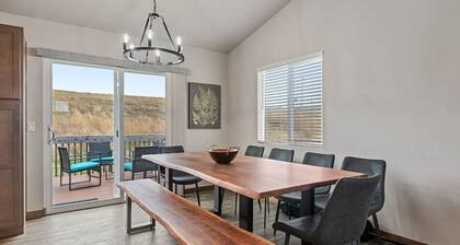 Hill`s View Retreat on the Edge of the Prairie