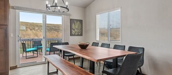 Hill`s View Retreat on the Edge of the Prairie