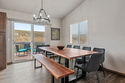 Hill`s View Retreat on the Edge of the Prairie