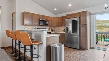 Réfrigérateur, four à micro-ondes, un four, surface de cuisson