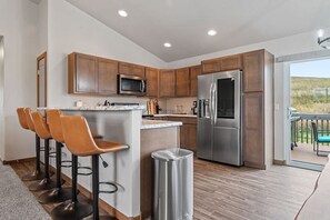 Geladeira, micro-ondas, fogão, cooktop