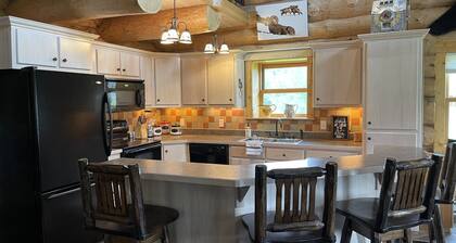 Tweek's Cabin- luxury cabin with yard, fire pit, and hot tub!!!