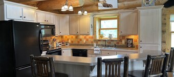 Tweek's Cabin- luxury cabin with yard, fire pit, and hot tub!!!