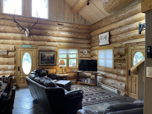 Tweek's Cabin- luxury cabin with yard, fire pit, and hot tub!!!

