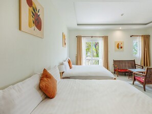 Desk, laptop workspace, blackout curtains, free WiFi - Capital O 1207 Green Hill Villa Da Lat (Da Lat)
