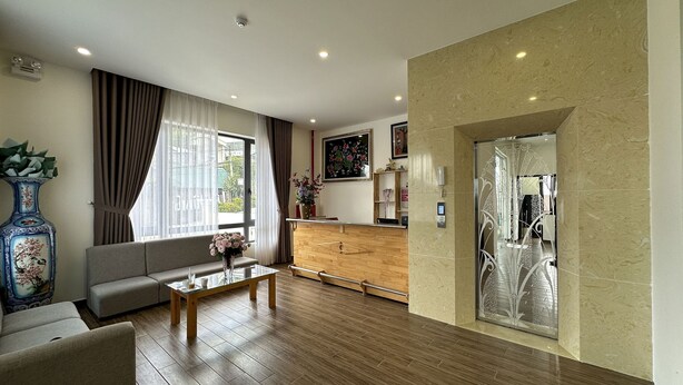 Een moderne woonkamer met een bank, salontafel en decoratieve vaas.