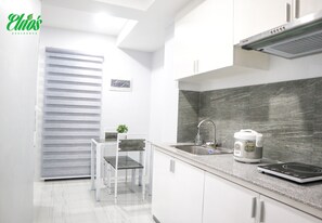 Private kitchen - Cozy, Comfortable studio units, Elno's Residence in San Leonardo, Nueva Ecija (San Leonardo)