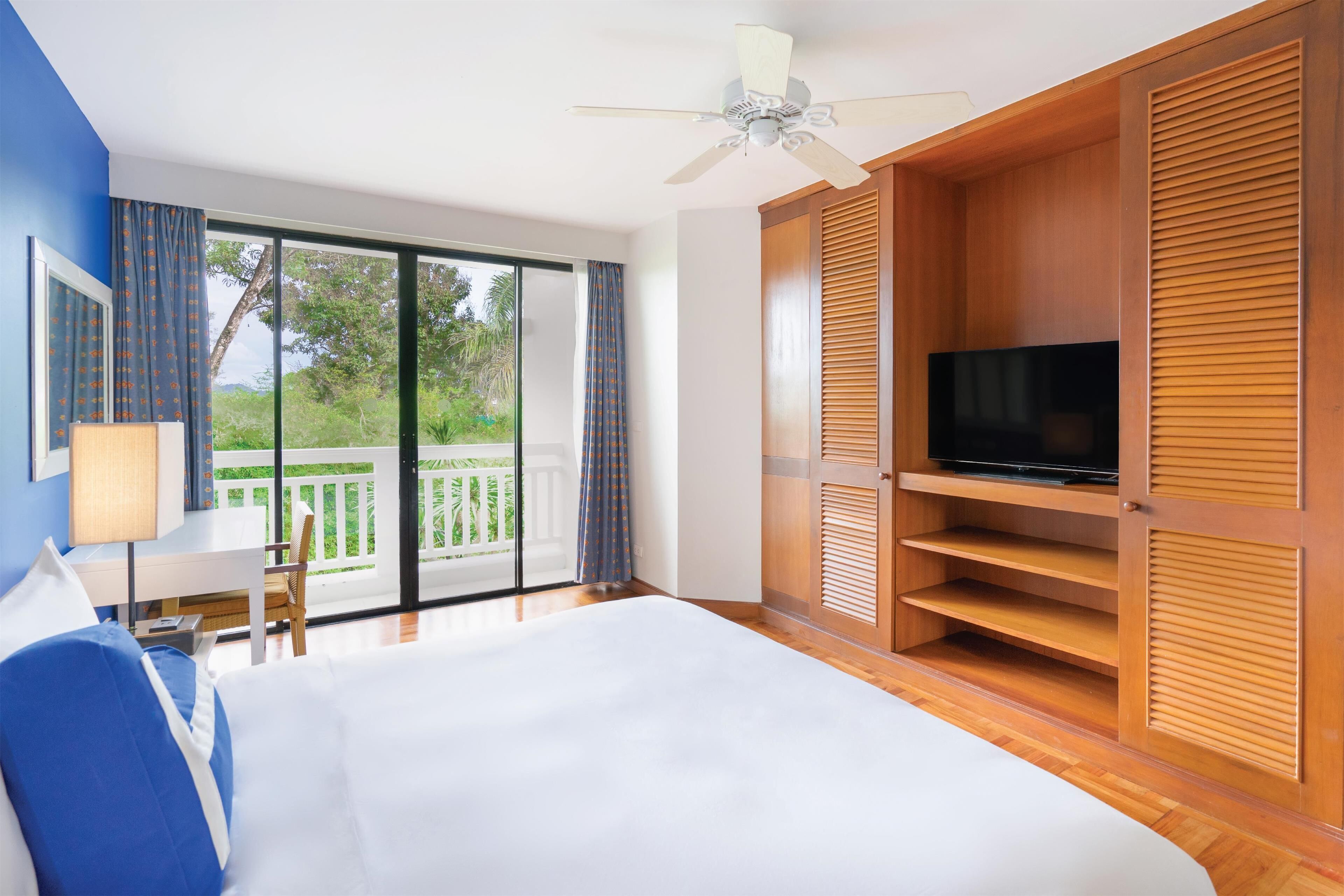Premier Suite, 1 King Bed, Golf View | In-room safe, individually decorated, individually furnished, desk