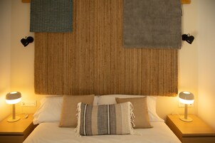 Ropa de cama de alta calidad, cubrecamas y minibar 