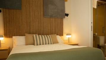 Habitación Deluxe doble, 1 habitación | Ropa de cama de alta calidad, edredones de plumas, minibar y caja fuerte