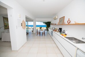 Réfrigérateur, four, lave-vaisselle, bouilloire électrique