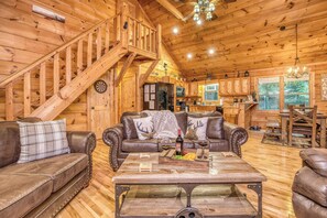 TV, fireplace, video games, offices - Cozy Bear Retreat - Game room, private, fire pit (Blairsville)