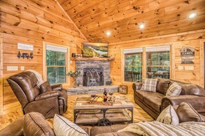 TV, fireplace, video games, offices - Cozy Bear Retreat - Game room, private, fire pit (Blairsville)