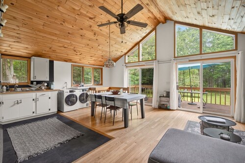 Cozy Catskills Cabin w/ Wood-Fired Hot Tub, Firepit & Starry Skies