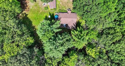Cozy Catskills Cabin w/ Wood-Fired Hot Tub, Firepit & Starry Skies