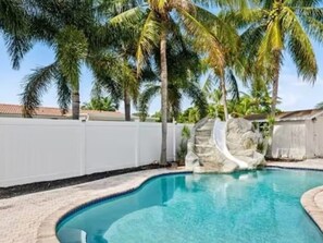 Piscina all'aperto, una piscina riscaldata