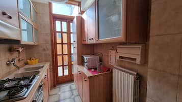 Frigorifero, forno, piano cottura