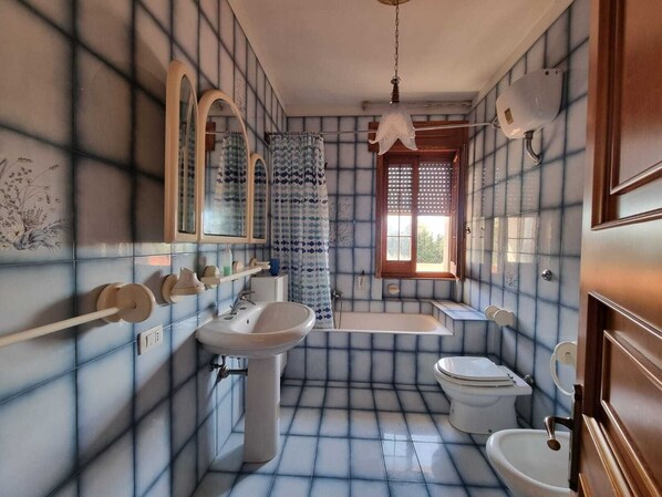 Combined shower/tub