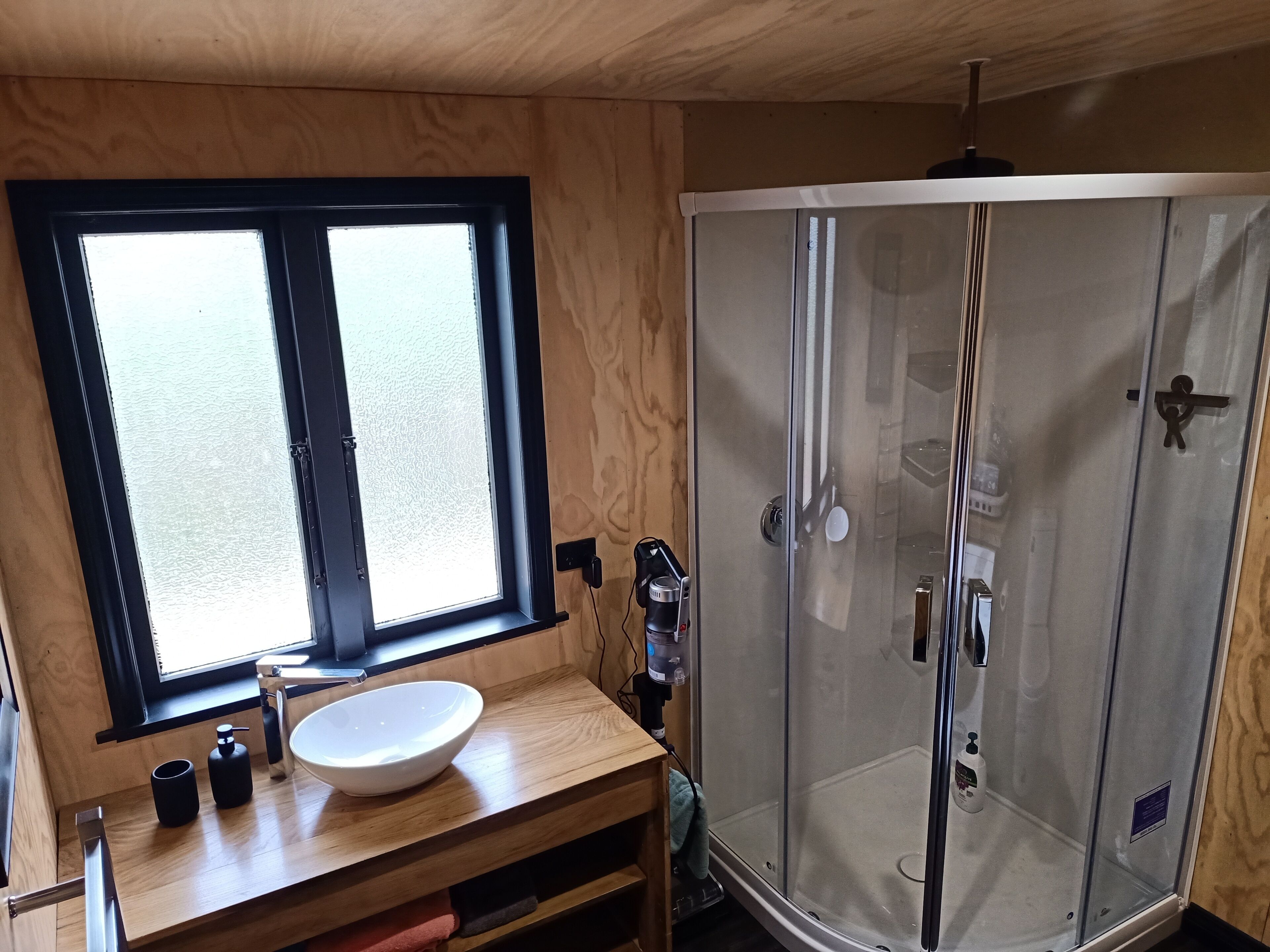 Dusche, Handtücher, Seife, Toilettenpapier