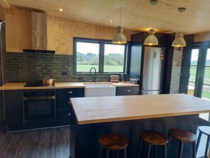 Fridge, microwave, oven, stovetop - Renagour Cottage - Rural charm with outdoor hot tub! (Mangamahu)