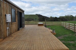 Terrace/patio - Renagour Cottage - Rural charm with outdoor hot tub! (Mangamahu)