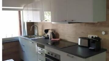 Fridge, oven, stovetop, dishwasher