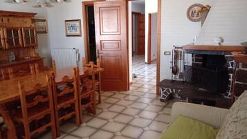 Apartment, 4 Schlafzimmer, Raucher, Balkon | Esszimmer