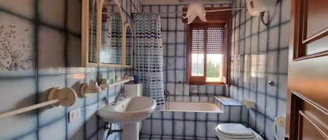 Apartment, 4 Bedrooms, Smoking, Balcony | Bathroom