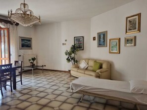 Apartment, 4 Bedrooms, Smoking, Balcony | Living room