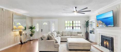 Casa, varias habitaciones, alberca privada, vista a la alberca | Área de sala de estar