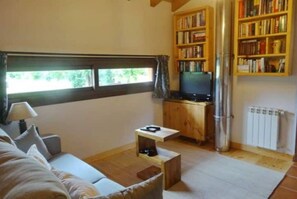 Smart TV, chimenea, reproductor de DVD y tenis de mesa 