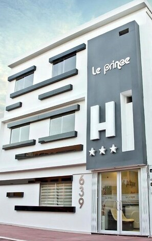 A modern building with a sign reading "Le prince H1" and a number "6339" on the facade. - Hotel Le Prince (Arica)