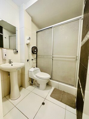 Classic Room | Bathroom | Free toiletries, hair dryer, towels