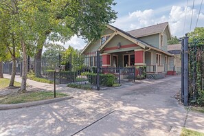 Exterior - The Athena! Montrose Luxury Chef's Kitchen 4BR+3 ★★ ★★★ (Houston)