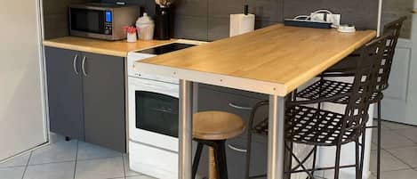 Réfrigérateur, four à micro-ondes, un four, surface de cuisson