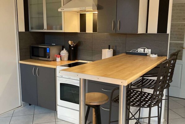 Réfrigérateur, four à micro-ondes, un four, surface de cuisson