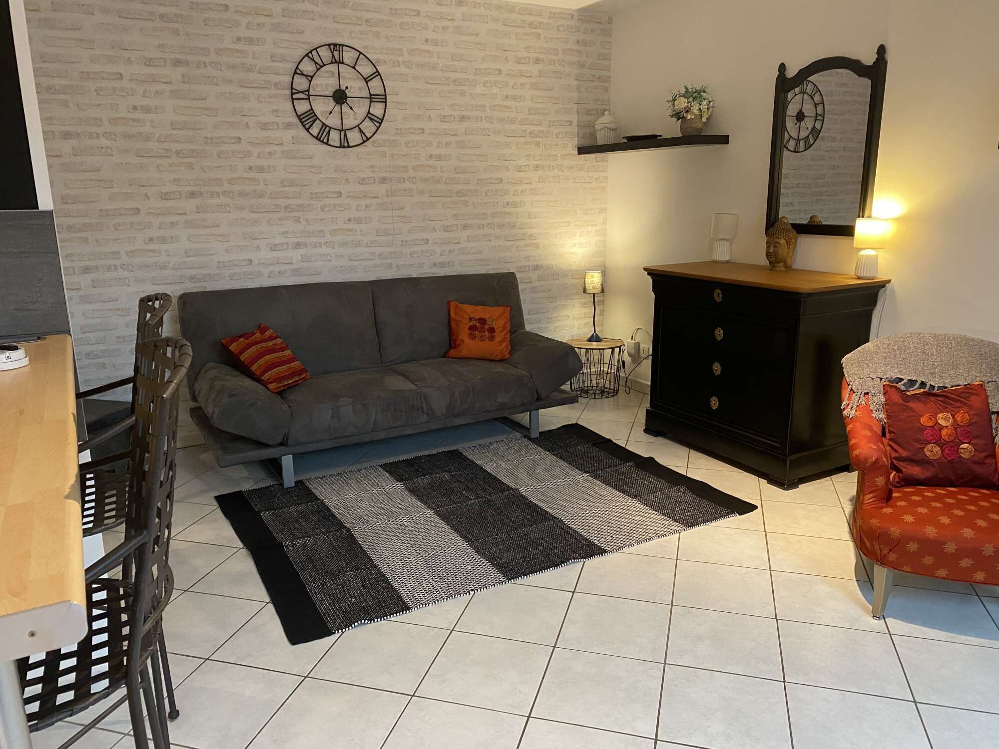 Sauberes und hübsches 53 m² großes Apartment in Saulny, 10 Minuten von METZ entfernt - Großes Wohnzimmer mit Schlafsofa für 2 Personen