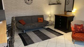 Una televisión, libros, un reproductor estéreo