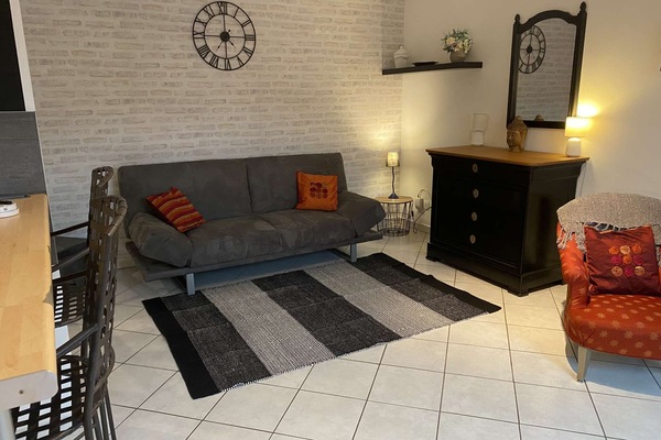 Sauberes und hübsches 53 m² großes Apartment in Saulny, 10 Minuten von METZ entfernt - Großes Wohnzimmer mit Schlafsofa für 2 Personen