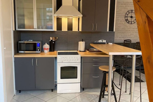 Jääkaappi, mikroaaltouuni, uuni, liesi