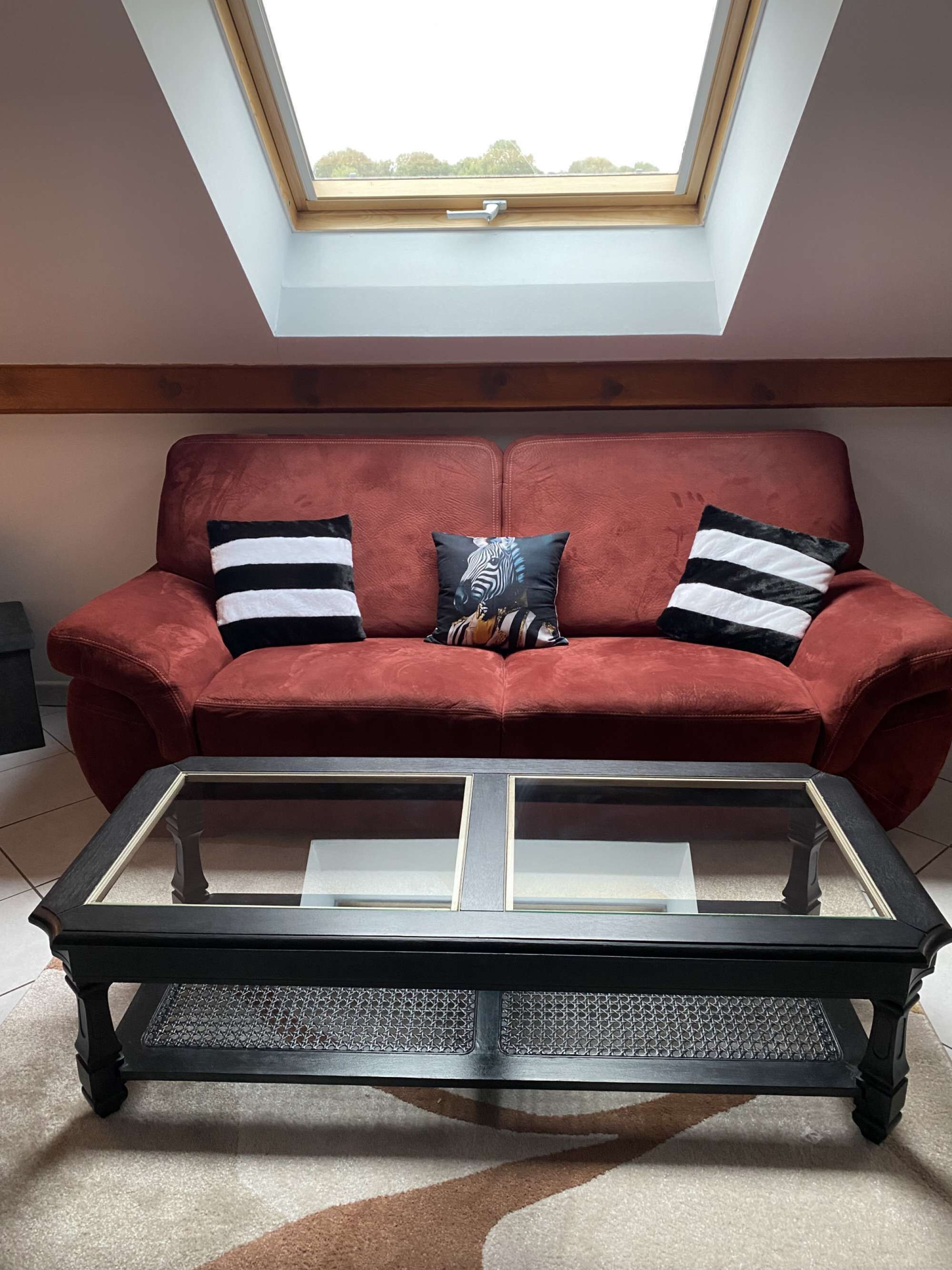 Een televisie, boeken en een stereo