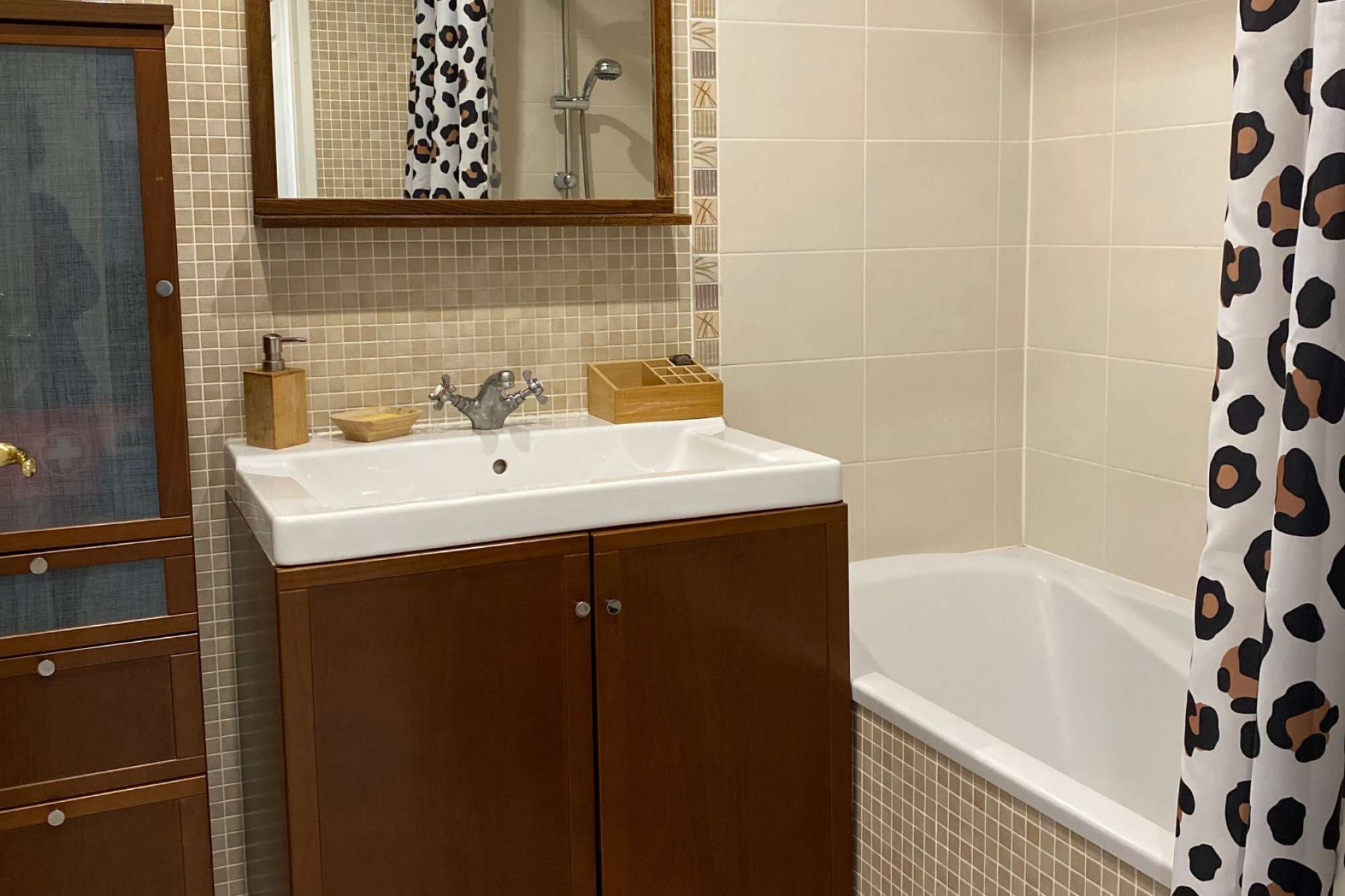 Een haardroger, een bidet, handdoeken