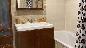 Secador de pelo, bidet, toallas