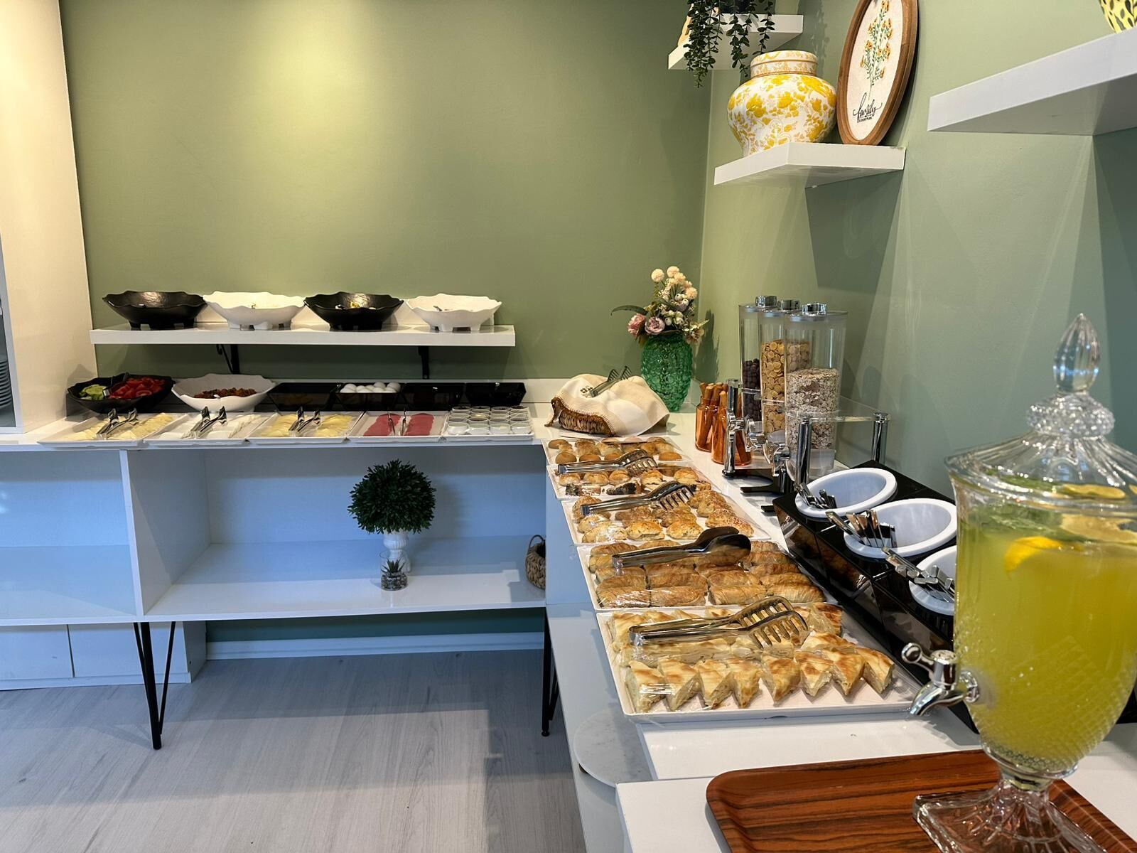 Ein Buffet mit verschiedenen Speisen und einem Getränkeautomaten.