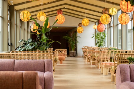 Lobby lounge
