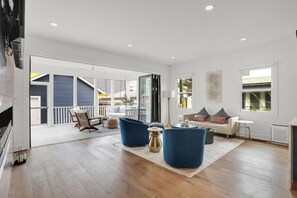 Smart TV, lareira, videogames, DVD player