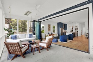 スマートテレビ、暖炉、テレビゲーム、DVD プレーヤー