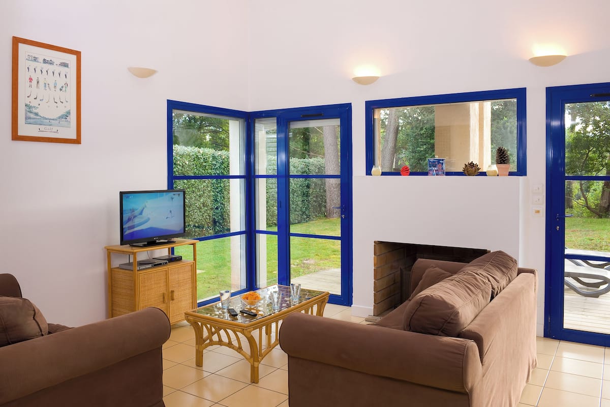 TV 50-inch có truyền hình cáp, lò sưởi