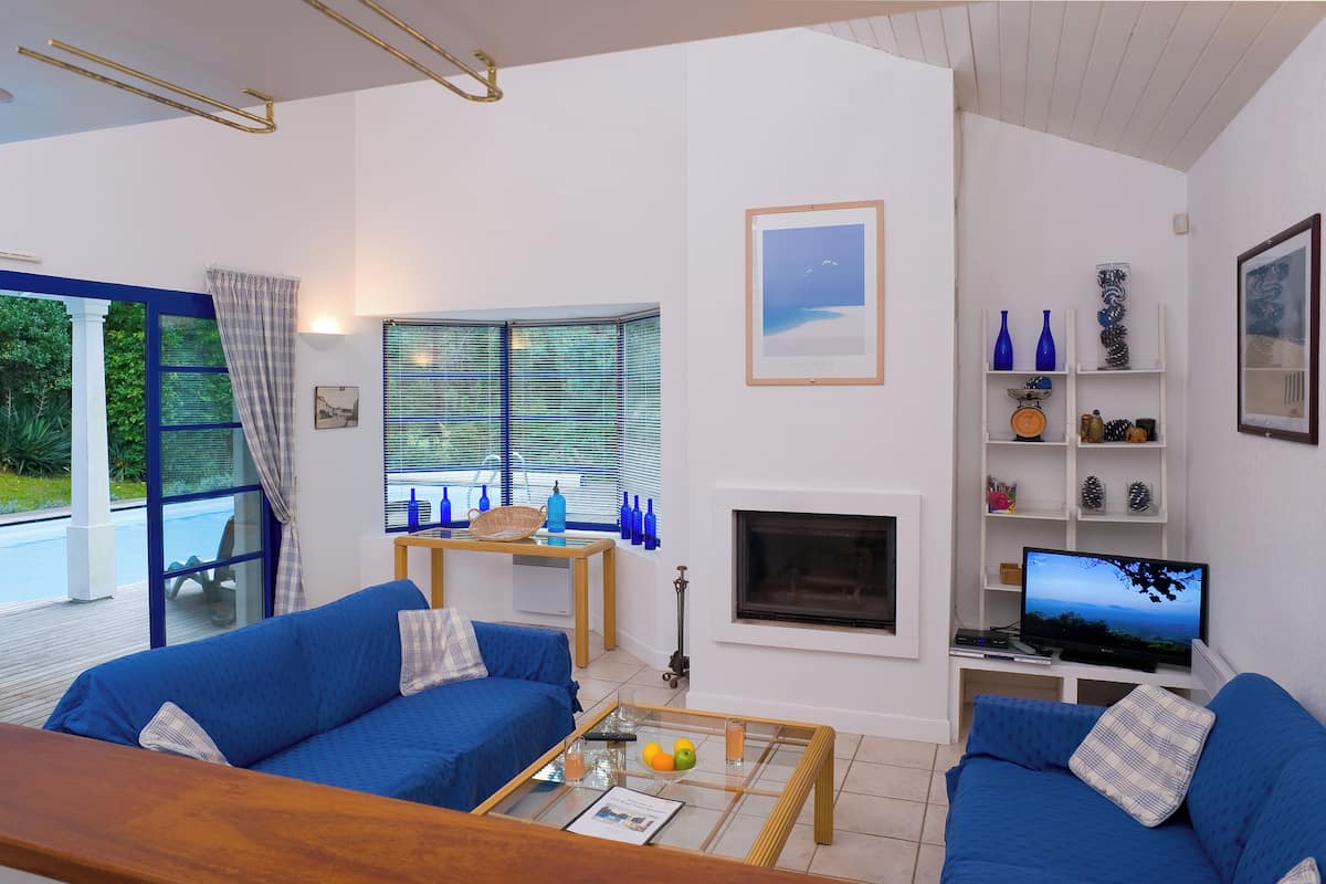 TV 50-inch có truyền hình cáp, lò sưởi