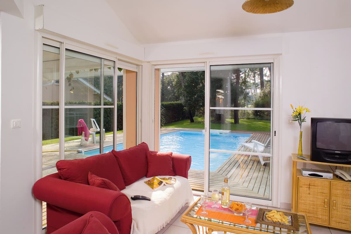 TV 50-inch có truyền hình cáp, lò sưởi